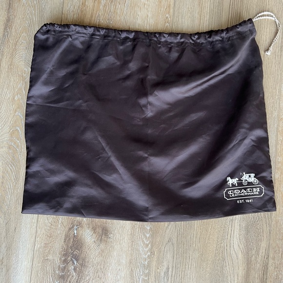 Coach Shoulder Bag. Excellent used condition. - Picture 4 of 6